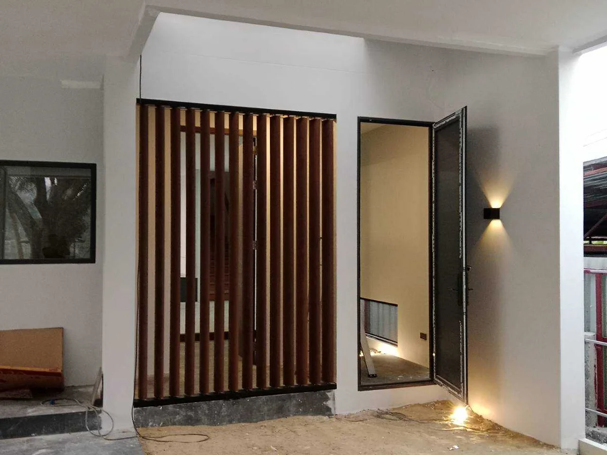 ไม้เทียมบานเกล็ด Oval Louver – เส้นสายที่ไม่ได้มีไว้แค่สวย แต่ควบคุมแสง ลม และภาพลักษณ์อาคาร