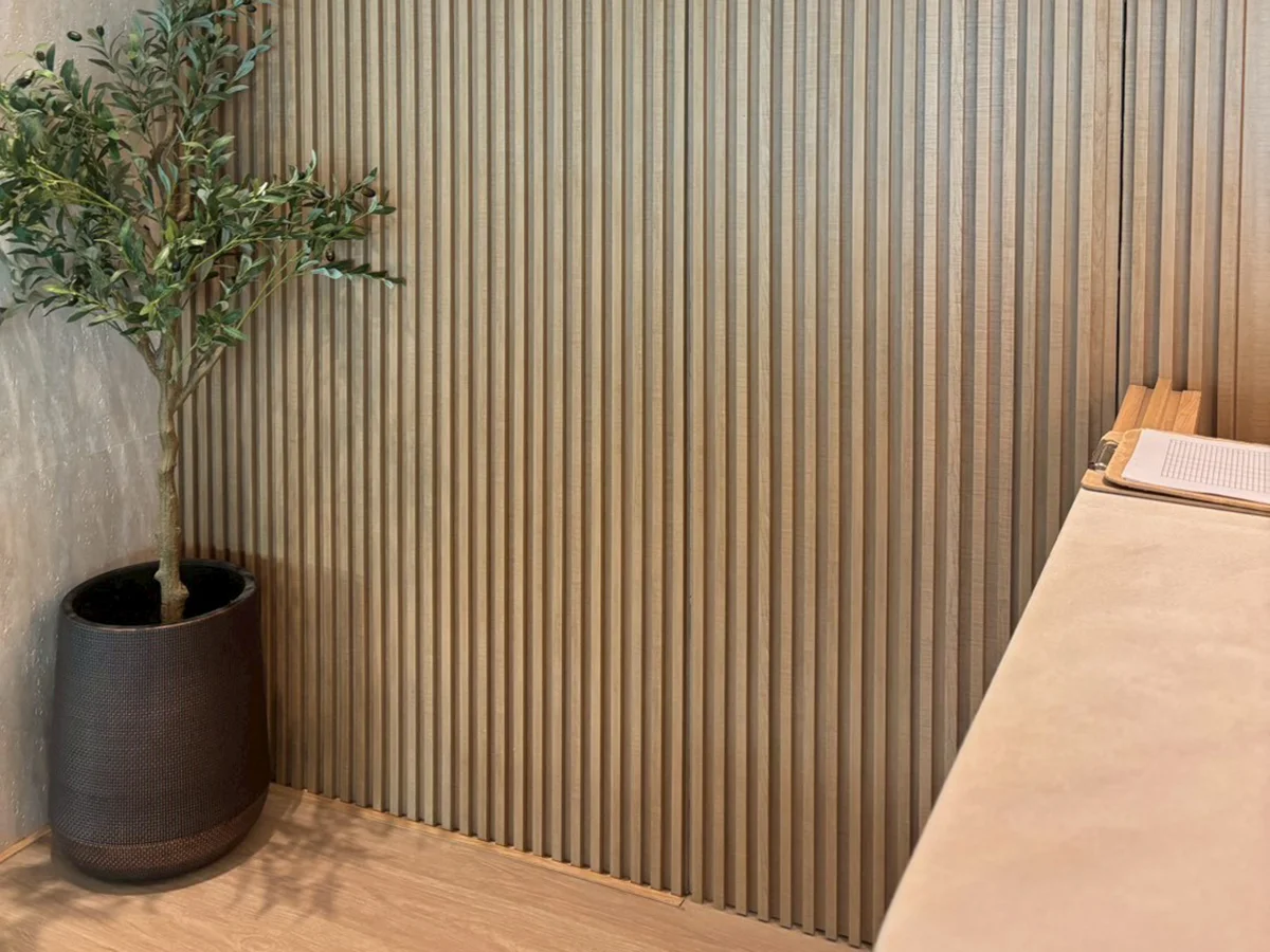 ไม้เทียมภายใน รุ่นร่องระแนง เสน่ห์ของเส้นสายที่เปลี่ยนผนังธรรมดาให้มีมิติ