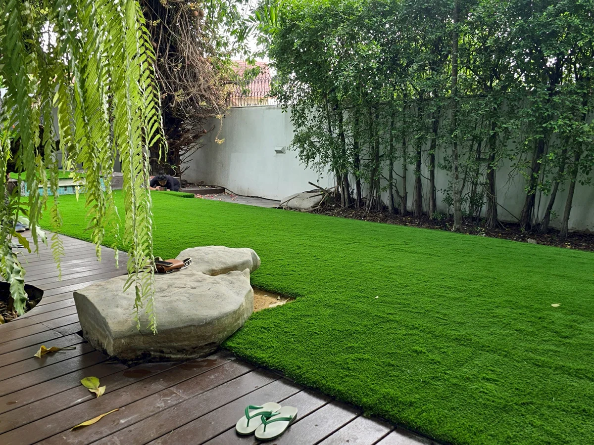 การดูแลรักษาหญ้าเทียมอย่างถูกวิธี