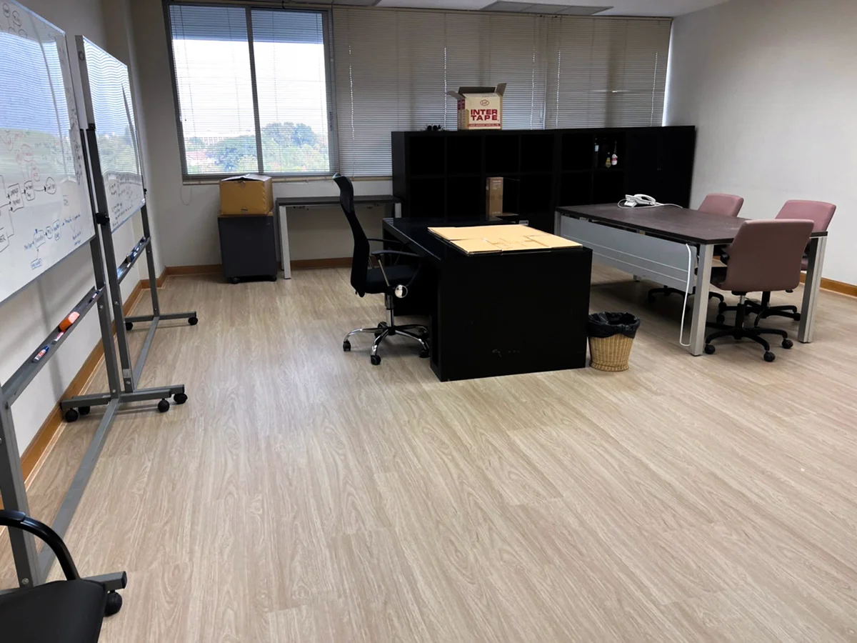 กระเบื้องไวนิลแบบทากาว ทางเลือกของพื้นตกแต่งที่คุ้มค่าและติดตั้งง่าย