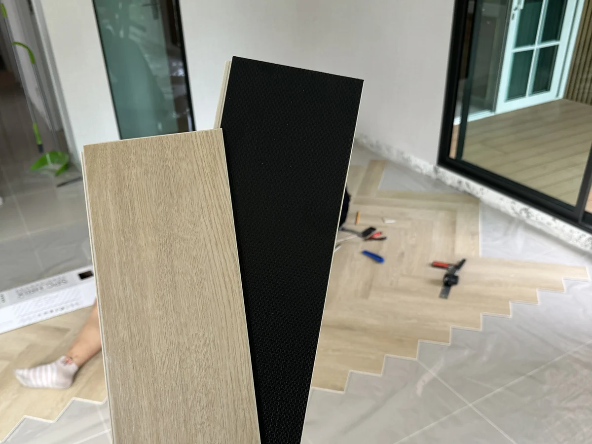 กระเบื้องไวนิลลายก้างปลา (SPC) เสริมโฟม IXPE ทางเลือกของพื้นบ้านยุคใหม่ ที่ทั้งหรู ทน และตอบโจทย์ทุกการใช้งาน