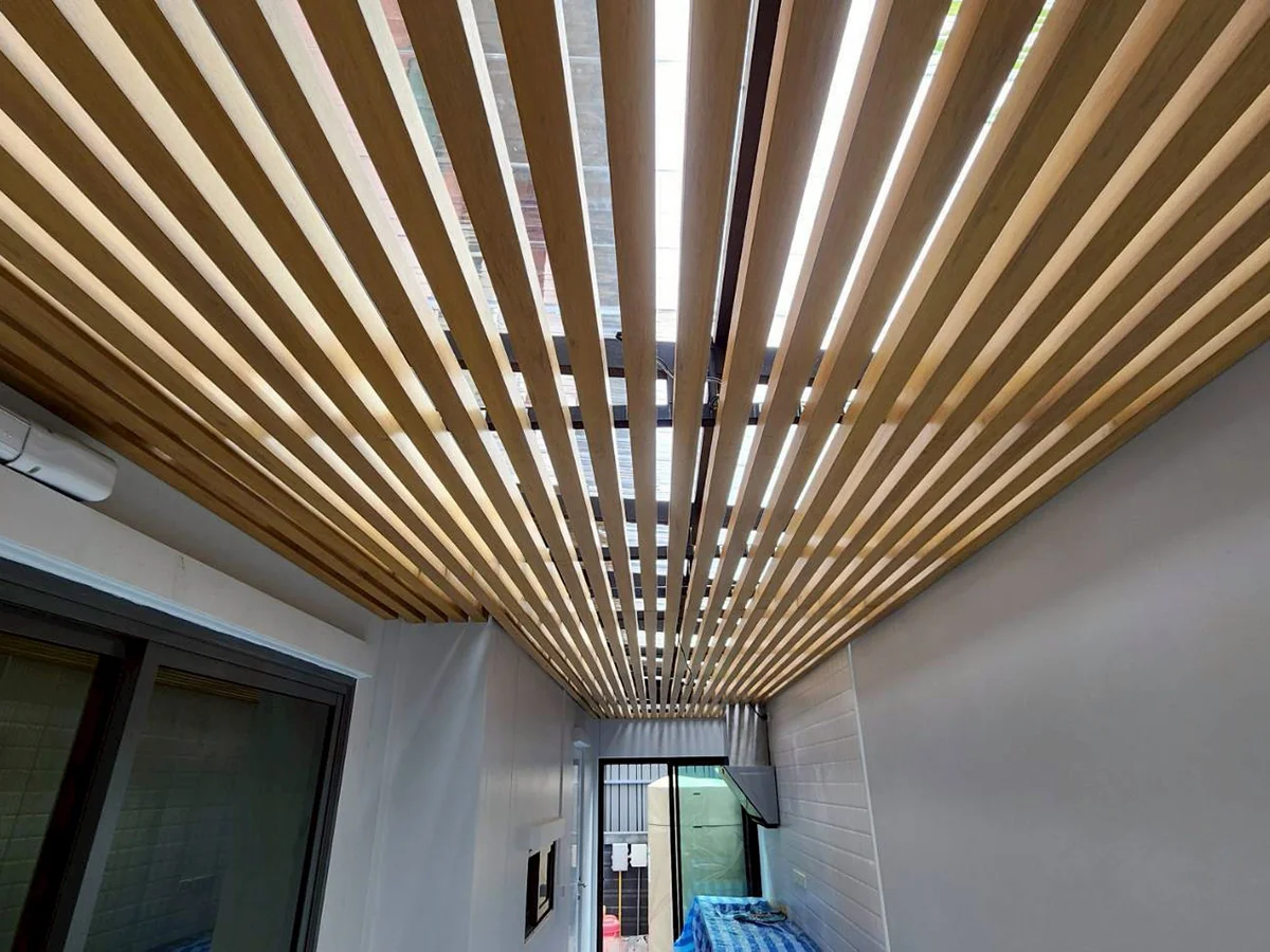 ระแนงไม้เทียมภายนอก เพิ่มมิติให้บ้านสวยทันสมัย พร้อมความทนทานที่เหนือกว่าไม้จริง